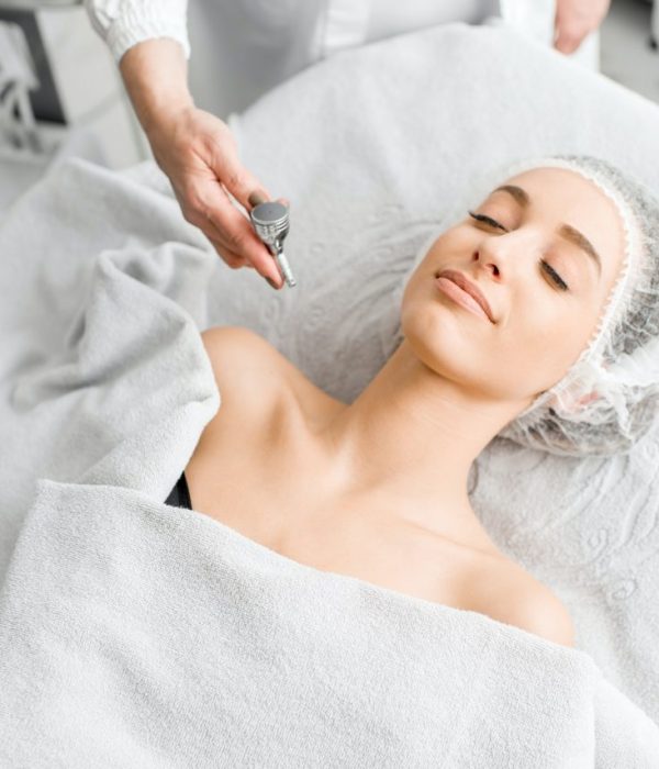 woman during the hydration skin procedure